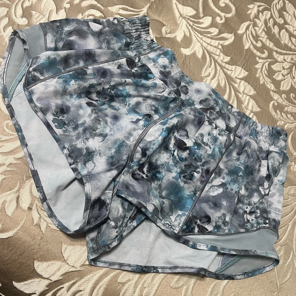 Lululemon Hotty Hot Low-Rise Lined Short 2.5”